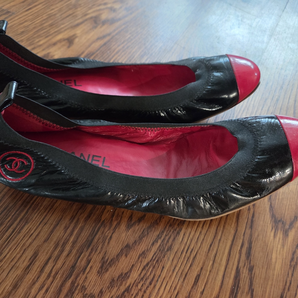 CHANEL Black and Red Flats with Glossy Finish - Picture 3 of 5